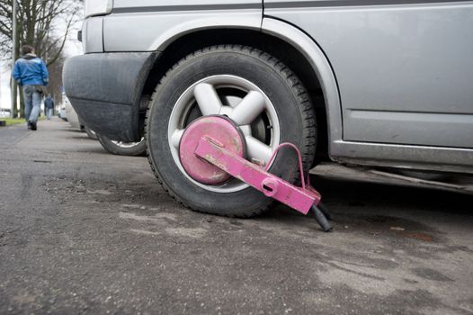 Wheel clamp