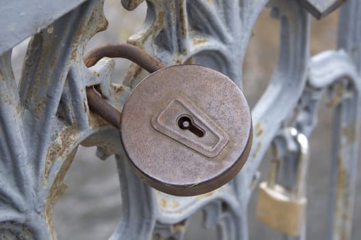  lock of just married on the bridge