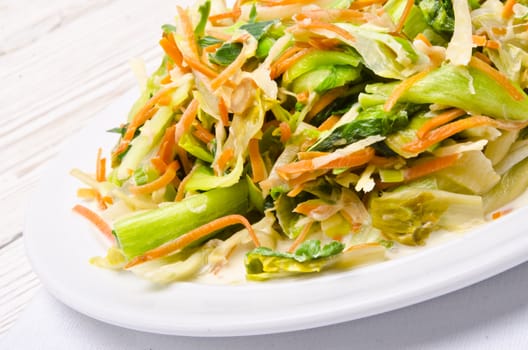  Romaine lettuce with carrots and garlic