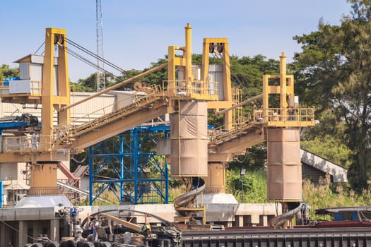 crane load goods into containner ship