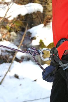 climber holding the rope with gloves in winter