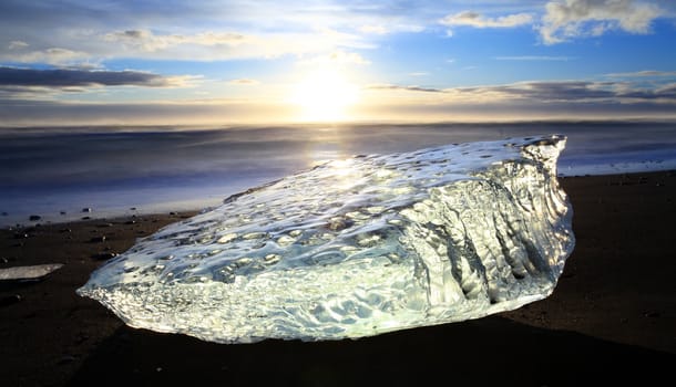 Iceburgs washed up on the beach from the meltin jokulsarlon glacier lagoon south iceland