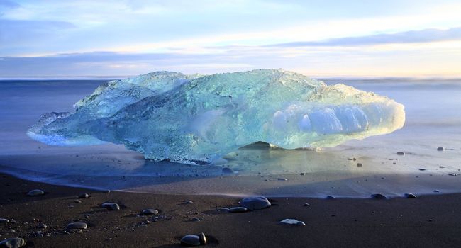 Iceburgs washed up on the beach from the meltin jokulsarlon glacier lagoon south iceland