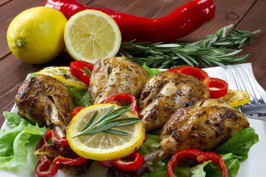 Fried chicken drumsticks with lemon and red peppers