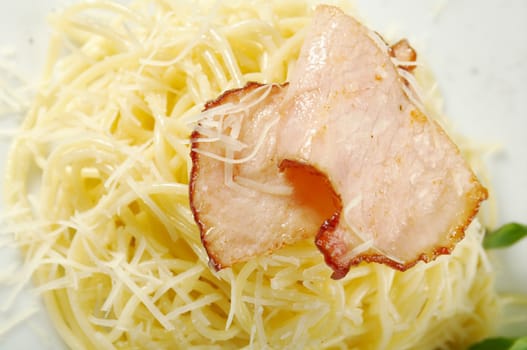 spaghetti carbonara on bowl
