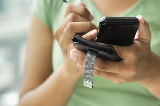 close up of a woman using her smartphone or cellphone.