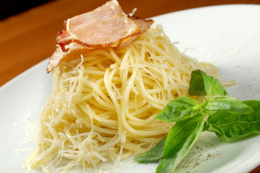 spaghetti carbonara on bowl