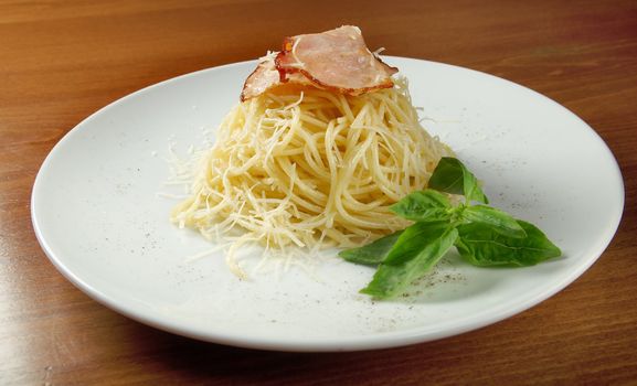 spaghetti carbonara on bowl