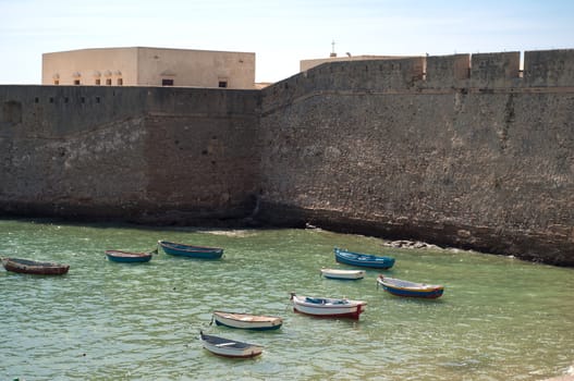 Boats in Cadis and old castle