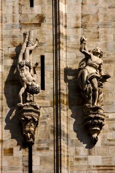 statue in the front of the milan duomo