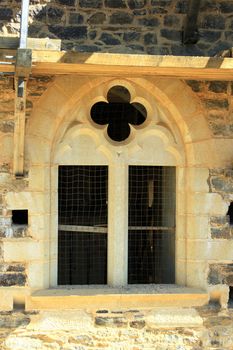 scuptures carved in stone to renovate a castle