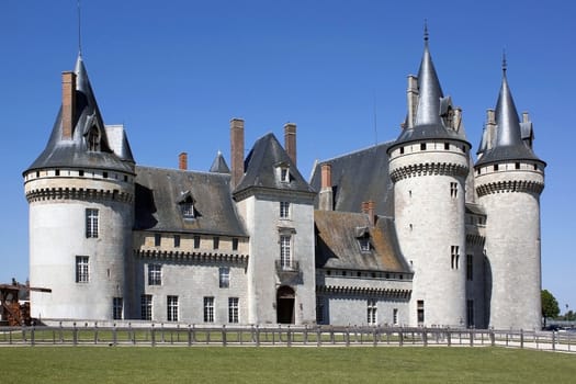 photograph of the castle of the sully-on-Loire in the loiret