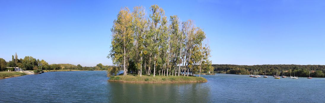 panoramic photo of the lake with its island and marina Cepoy