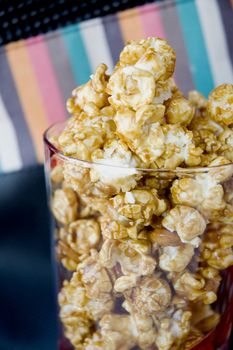 clsoe up caramel popcorn in glass