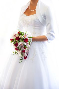 an image of bride holding bouqet