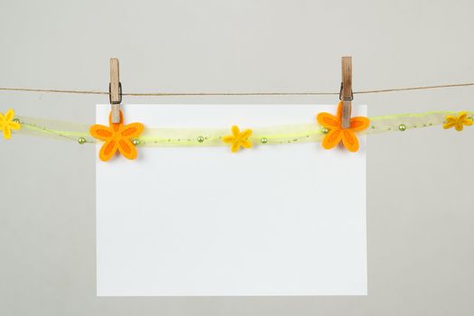 Memory note paper with flowers hanging on cord