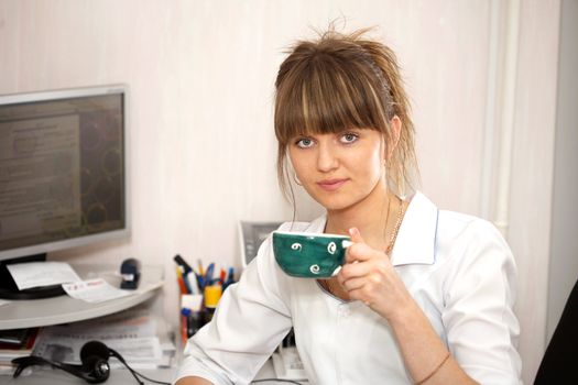 Rest. The woman the doctor drinks coffee in hospital