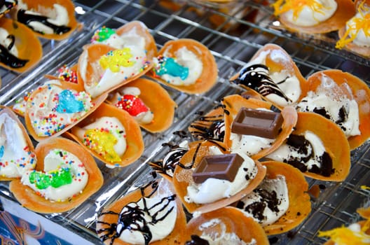 Crispy Pancakes of Thai sweetmeat, 
The pan onto a flat round plate and sweet or salty filling.