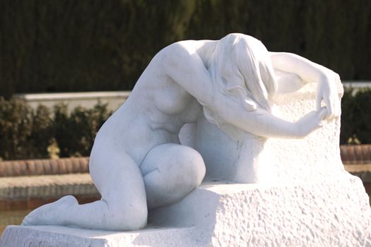 statue of a nude woman 