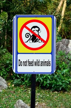 Do not feed wild animals sign
