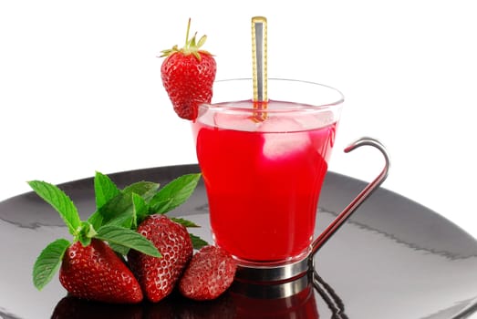 Ice tea with fresh strawberries