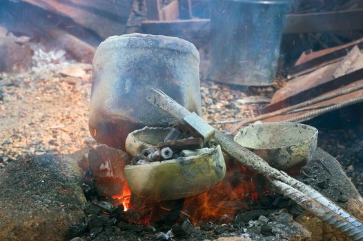 To dissolve bronze one needs a very high temperature, fire is then poked until arriving at the best result.