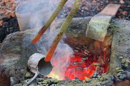 To dissolve bronze one needs a very high temperature, fire is then poked until arriving at the best result.