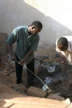 Once melted bronze is versed in its terra cotta mould so that it takes the shape of it. After cooling, the object out of bronze will be recovered by breaking the mould, which will make a single object of it.