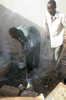 Once melted bronze is versed in its terra cotta mould so that it takes the shape of it. After cooling, the object out of bronze will be recovered by breaking the mould, which will make a single object of it.