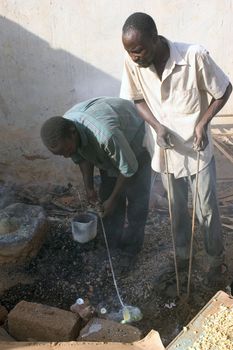 Once melted bronze is versed in its terra cotta mould so that it takes the shape of it. After cooling, the object out of bronze will be recovered by breaking the mould, which will make a single object of it.