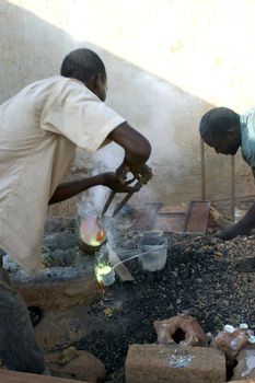 Once melted bronze is versed in its terra cotta mould so that it takes the shape of it. After cooling, the object out of bronze will be recovered by breaking the mould, which will make a single object of it.