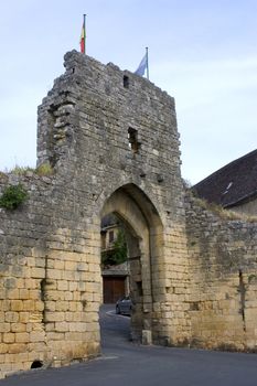 Girded ramparts, the country house of the 13th century tells a tumultuous past illustrated by its strengthened doors and its turns which were used as prison. The visitor will also discover the house of the beater of currency and that of the consuls, the old market and the hotel of the governor. Proud also of its gilded stones and its caves with concretion, Domme offers the green softness of its hanging gardens to the top of the valley of the Dordogne.  