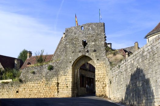 Girded ramparts, the country house of the 13th century tells a tumultuous past illustrated by its strengthened doors and its turns which were used as prison. The visitor will also discover the house of the beater of currency and that of the consuls, the old market and the hotel of the governor. Proud also of its gilded stones and its caves with concretion, Domme offers the green softness of its hanging gardens to the top of the valley of the Dordogne.  
