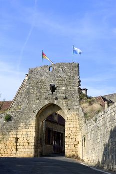 Girded ramparts, the country house of the 13th century tells a tumultuous past illustrated by its strengthened doors and its turns which were used as prison. The visitor will also discover the house of the beater of currency and that of the consuls, the old market and the hotel of the governor. Proud also of its gilded stones and its caves with concretion, Domme offers the green softness of its hanging gardens to the top of the valley of the Dordogne.  