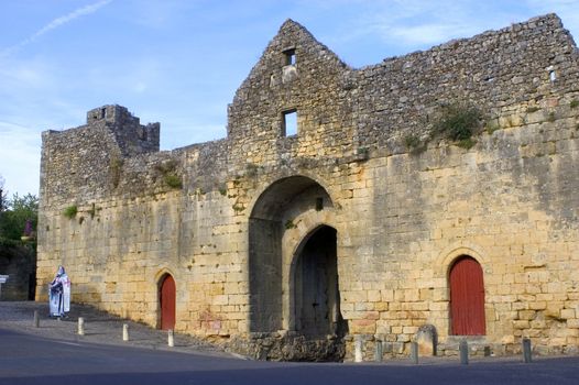 Girded ramparts, the country house of the 13th century tells a tumultuous past illustrated by its strengthened doors and its turns which were used as prison. The visitor will also discover the house of the beater of currency and that of the consuls, the old market and the hotel of the governor. Proud also of its gilded stones and its caves with concretion, Domme offers the green softness of its hanging gardens to the top of the valley of the Dordogne.  