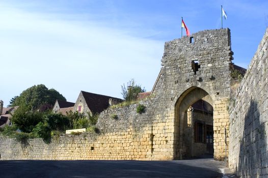 Girded ramparts, the country house of the 13th century tells a tumultuous past illustrated by its strengthened doors and its turns which were used as prison. The visitor will also discover the house of the beater of currency and that of the consuls, the old market and the hotel of the governor. Proud also of its gilded stones and its caves with concretion, Domme offers the green softness of its hanging gardens to the top of the valley of the Dordogne.  