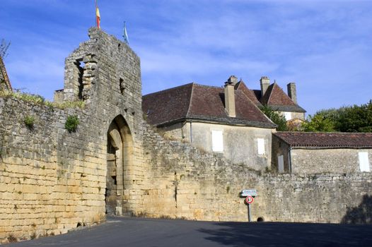 Girded ramparts, the country house of the 13th century tells a tumultuous past illustrated by its strengthened doors and its turns which were used as prison. The visitor will also discover the house of the beater of currency and that of the consuls, the old market and the hotel of the governor. Proud also of its gilded stones and its caves with concretion, Domme offers the green softness of its hanging gardens to the top of the valley of the Dordogne.  