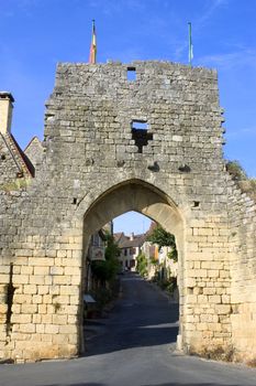 Girded ramparts, the country house of the 13th century tells a tumultuous past illustrated by its strengthened doors and its turns which were used as prison. The visitor will also discover the house of the beater of currency and that of the consuls, the old market and the hotel of the governor. Proud also of its gilded stones and its caves with concretion, Domme offers the green softness of its hanging gardens to the top of the valley of the Dordogne.  