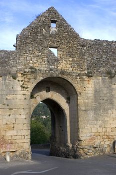 Girded ramparts, the country house of the 13th century tells a tumultuous past illustrated by its strengthened doors and its turns which were used as prison. The visitor will also discover the house of the beater of currency and that of the consuls, the old market and the hotel of the governor. Proud also of its gilded stones and its caves with concretion, Domme offers the green softness of its hanging gardens to the top of the valley of the Dordogne.  