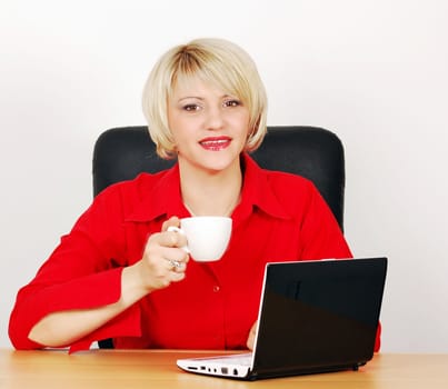 Beauty woman with coffee-cup and laptop