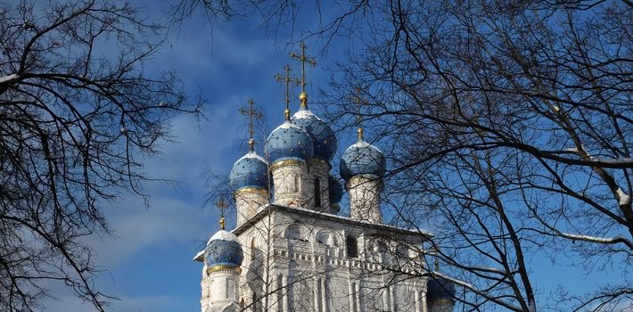 Blue onion domes on an Orthodox church. Moscow , Russia, kolomenskoe