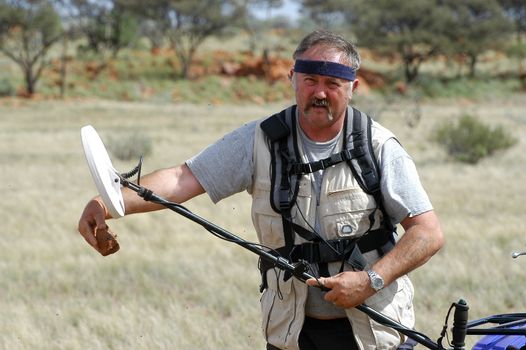 Gold bearing prospection in the Australian bush in quad to have a larger research area and to find the most beautiful gold nuggets.