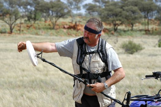 Gold bearing prospection in the Australian bush in quad to have a larger research area and to find the most beautiful gold nuggets.