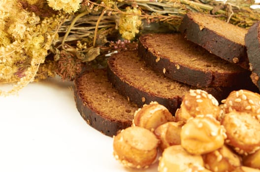 Fresh rye sliced ​​bread sprinkled with coriander and puff balls 