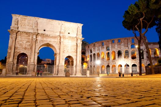Night view of Colosseum and Constantine Arc at Roma - Italy