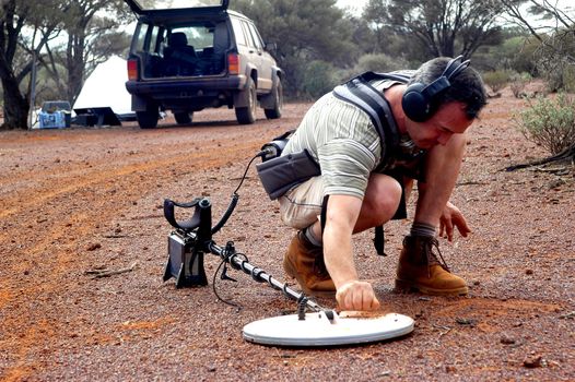 Gold bearing prospection in the Australian bush in quad to have a larger research area and to find the most beautiful gold nuggets.