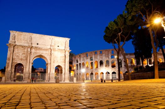 Night view of Colosseum and Constantine Arc at Roma - Italy