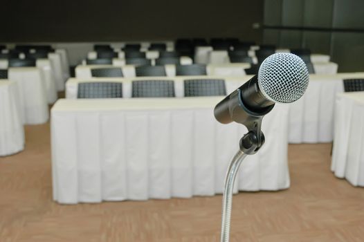 Microphone amplifier for talks