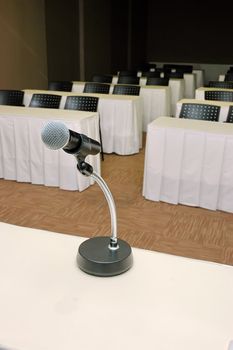 Microphone amplifier for talks