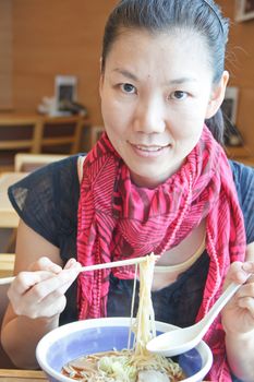 Asian women are eating soba is delicious